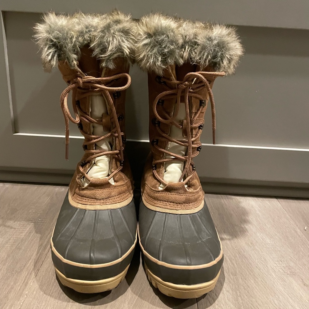 Khombu Nordic 2 waterproof duck boots Size 9- Like new